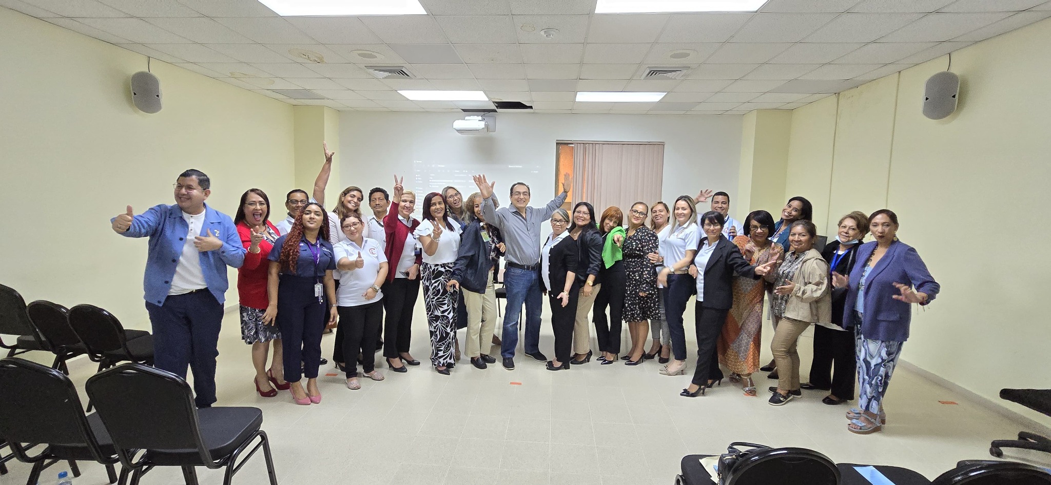 Equipo del Hospital Santo Tomás durante una capacitación con NeuroAcademia